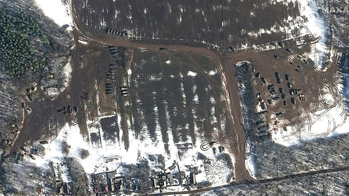 Nové satelitní snímky ukazují další ruské vojenské jednotky blízko ukrajinských hranic